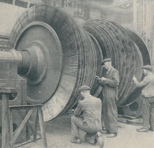 क्वीन मैरीज़ लो-प्रेशर टर्बाइनों में से एक, 1937 के लिए एक कई-ब्लेडेड रोटर द्वारा अज्ञात