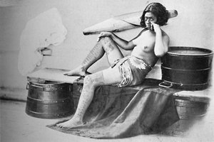पैरों के निचले हिस्से के साथ एक मार्क्वेसा महिला पूरी तरह से टैटू, 1902 द्वारा अज्ञात
