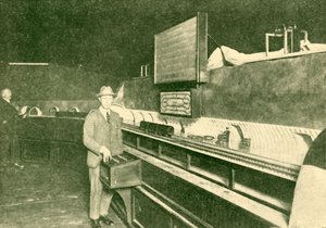 पोस्ट ऑफिस ट्यूब रेलवे का एक मॉडल, 1930। द्वारा अज्ञात