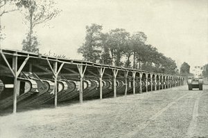 फ्रंट लाइन, 1919 के ठीक पीछे ब्रिटिश टैंकों का एक पार्क। द्वारा अज्ञात