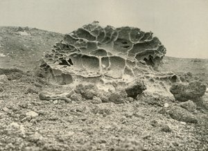 विंटर क्वॉर्टर के पास एक मौसम केन्ये बोल्डर, c1908, 1909। द्वारा अज्ञात