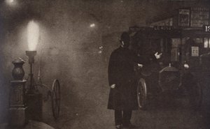 कोहरे में यातायात का निर्देशन करता एक कांस्टेबल, लंदन, c1910-c1920 द्वारा अज्ञात
