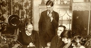 1923, 1935 के आम चुनाव के परिणामों को सुनने वाला परिवार। द्वारा अज्ञात
