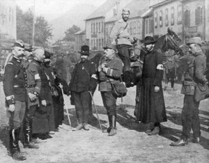 प्रथम विश्व युद्ध, 1914 में सैन्य रथों का एक समूह द्वारा अज्ञात