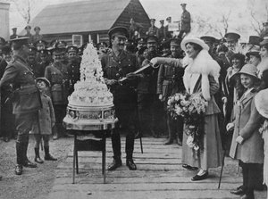 ए खाकी वेडिंग: द वेडिंग केक कटिंग विथ द वुडग्राउड तलवार, 1915 द्वारा अज्ञात