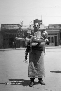 एक नींबू पानी विक्रेता, दमिश्क, सीरिया, c1920s-c1930s द्वारा अज्ञात