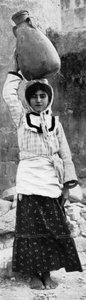 नाज़रेथ की एक नौकरानी, 1926 द्वारा अज्ञात