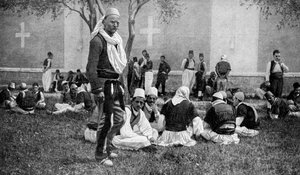 1922 में तुर्की के एक स्कूटरी गिरजाघर के बाहर मिर्डाइट पर्वतारोहियों और उनके शहर के परिजनों की बैठक द्वारा अज्ञात