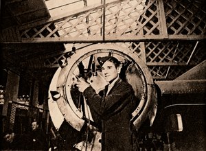 स्वचालित आवरण वाली एक धातु कार्यकर्ता, एक इंजन आवरण, 1940 द्वारा अज्ञात