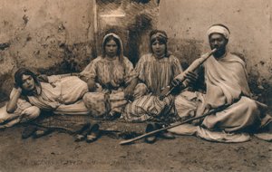 पारंपरिक अरब लोगों को दर्शाती एक तस्वीर, c1909 द्वारा अज्ञात