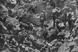 अंग्रेजों द्वारा 1915 में एक उल्लेखनीय युद्ध तस्वीर, खनन और कब्जा द्वारा अज्ञात