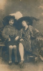 दो महिलाओं की एक स्टूडियो तस्वीर, c1910 द्वारा अज्ञात