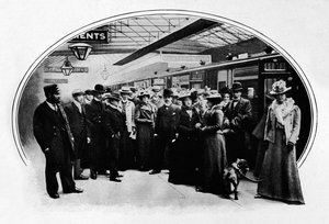 एक नाटकीय कंपनी, टूर पर शुरू, Euston Station, London, c1900 1901 द्वारा अज्ञात