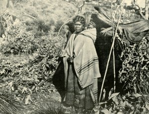 बच्चे के साथ आदिवासी महिला, 1901। द्वारा अज्ञात