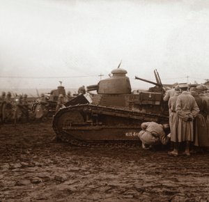 टैंक के साथ आगे बढ़ना, c1914-c1918 द्वारा अज्ञात