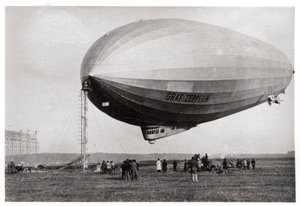 हवाई जहाज LZ127 ग्राफ ज़ेपेलिन ने 1933 में जर्मनी के लोवेनेंटल में मौर्य किया द्वारा अज्ञात