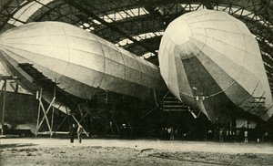 हैंगर में एयरशिप, प्रथम विश्व युद्ध, 1914, c1920। द्वारा अज्ञात
