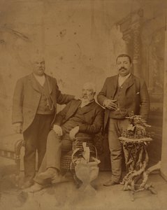 बॉयड परिवार के तीन सदस्यों का एल्बमेन प्रिंट, 1890-1930। द्वारा अज्ञात