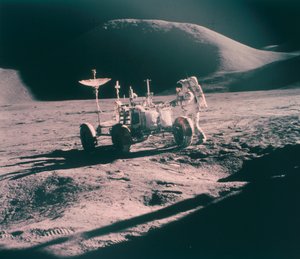 अपोलो 15 अंतरिक्ष यात्री जेम्स इरविन, लूनर रोवर के साथ, अगस्त 1971 द्वारा अज्ञात