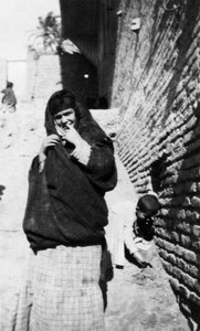 अरब महिला, इराक, 1917-1919 द्वारा अज्ञात