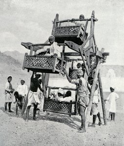 एक बड़े पहिये का आनंद ले रहे अरबी बच्चे, 1922 द्वारा अज्ञात