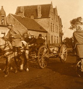 आर्टिलरी लाइन को आगे बढ़ाते हुए, c1914-c1918 द्वारा अज्ञात