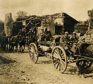 ब्यूज़ी, उत्तरी फ्रांस से गुजरते हुए तोपखाने, c1914-c1918 द्वारा अज्ञात