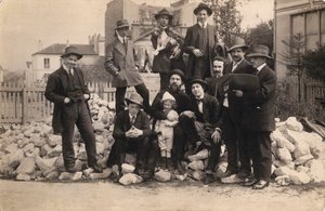 ला रुचे, मोंटपर्नासे, 1914 के सामने कलाकार। द्वारा अज्ञात