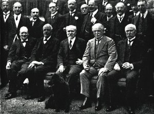 नंबर 10 पर, डाउनिंग स्ट्रीट, c1922, 1945। द्वारा अज्ञात