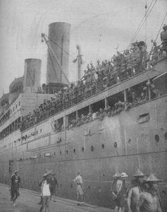सिंगापुर में भारतीय सैनिक महान किले-बंदरगाह, 1941 की रक्षा में भाग लेने के लिए पहुँचते हैं। द्वारा अज्ञात