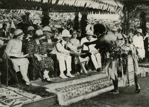 सुवा, फिजी में। स्पर्म व्हेल का एक तबुआ दांत पेश ... 1927, 1937। द्वारा अज्ञात