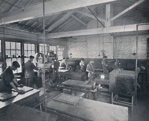 फाउंड्री में काम पर। पेज के वैक्स मोल्स बनाना, 1917 द्वारा अज्ञात