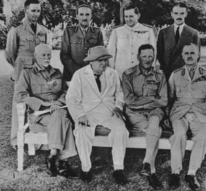 मिस्र में मोर्चे पर: मि। चर्चिल काहिरा में मध्य पूर्व युद्ध परिषद, 1942 के सदस्यों के साथ द्वारा अज्ञात