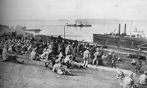 सर्बियाई कैदियों द्वारा लिया गया ऑस्ट्रियाई कैदी, डेन्यूब के तट पर 1915 में मध्याह्न के समय विश्राम करता था। द्वारा अज्ञात