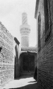 बैकस्ट्रीट और पुरानी मस्जिद, बगदाद, इराक, 1917-1919 द्वारा अज्ञात