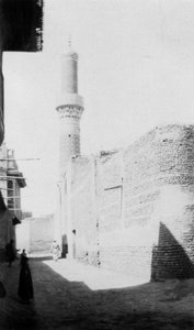 बैकस्ट्रीट और पुरानी मस्जिद, बगदाद, इराक, 1917-1919 द्वारा अज्ञात