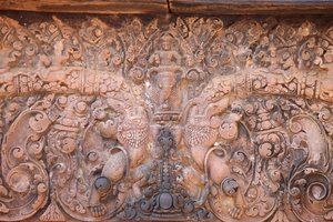 कंबोडिया के अंगकोर में बंटेय श्रेई मंदिर। बारीक नक्काशी की गई है। सिएम रीप कंबोडिया द्वारा अज्ञात