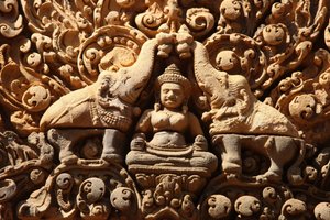 कंबोडिया के अंगकोर में बंटेय श्रेई मंदिर। लक्ष्मी, धन की हिंदू देवी और भगवान विष्णु की पत्नी, दो हाथियों सिएम रीप कंबोडिया द्वारा पवित्र जल के साथ छिड़का जाता है द्वारा अज्ञात
