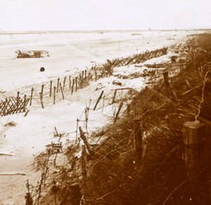 समुद्र तट पर कांटेदार तार बाधाएं, Nieuwpoort-Bad, फ़्लैंडर्स, बेल्जियम, c1914-c1918 द्वारा अज्ञात