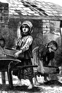 1871 में एक ईंट के घर में धूल में बहती नंगे पांव लड़कियां द्वारा अज्ञात