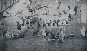 बनारस में स्नान, 1924 द्वारा अज्ञात