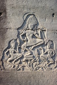 बेयोन आकाशीय नर्तकियों को एक स्तंभ में उकेरा गया, सिएम रीप, कंबोडिया द्वारा अज्ञात