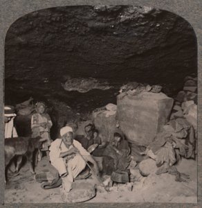 बेदौइन गुफा-वासी अपनी गुफाओं में, c1900 द्वारा अज्ञात