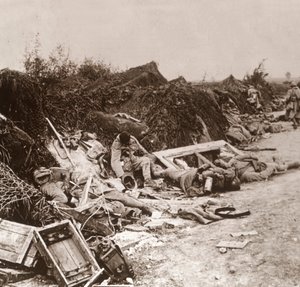 कोर्टसेल, उत्तरी फ्रांस, जून 1918 को लेने के बाद निकायों द्वारा अज्ञात