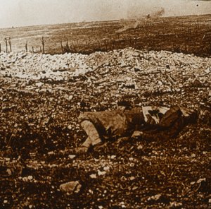 दूरी में बैराज आग के साथ शरीर, c1914-c1918 द्वारा अज्ञात