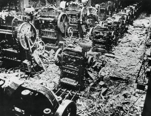 4 अप्रैल 1943 को पेरिस के एक रेनॉल्ट कारखाने, सेव्रेस, पेरिस में बम क्षति द्वारा अज्ञात