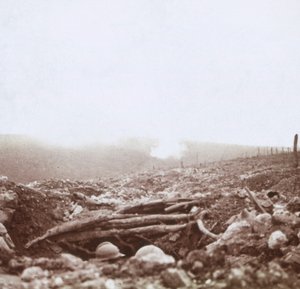 बमबारी, ले मोर्ट हॉम, डेड मैंस हिल, उत्तरी फ्रांस, c1914-c1918। द्वारा अज्ञात