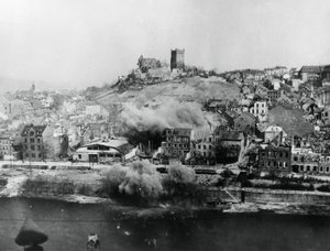 बिंगेन की बमबारी, जर्मनी, मार्च 1945 द्वारा अज्ञात