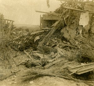 1916 में अग्रभूमि में मृत सैनिक का भवन, बमबारी द्वारा अज्ञात
