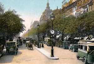 बोलवर्ड डेस इटालिएंस, पेरिस, सड़क पर कारों और मोटर बसों के साथ, c1900 द्वारा अज्ञात